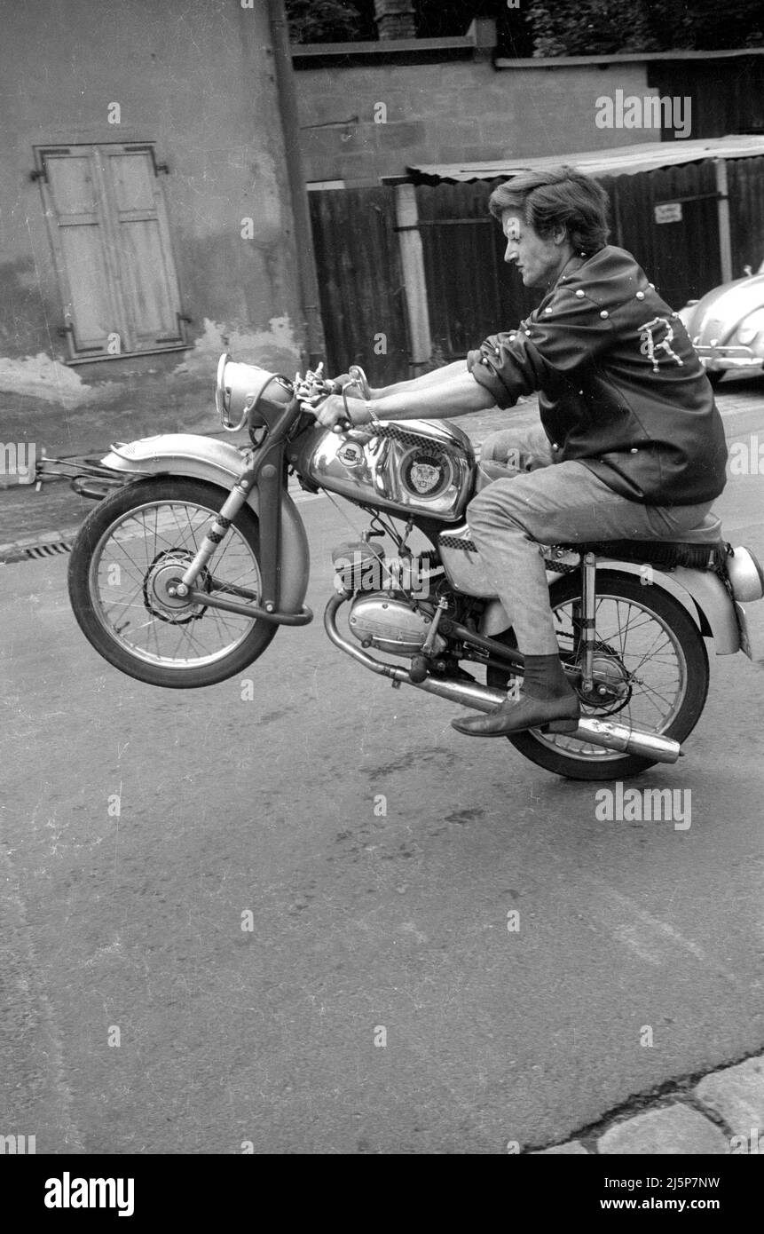 Mitglieder der Roten Teufel, einer Jugendbande in Nürnberg. Die Jugendlichen tragen dekorierte Lederjacken, herumlungern und die Zeit auf Motorrädern vergehen. [Automatisierte Übersetzung] Stockfoto