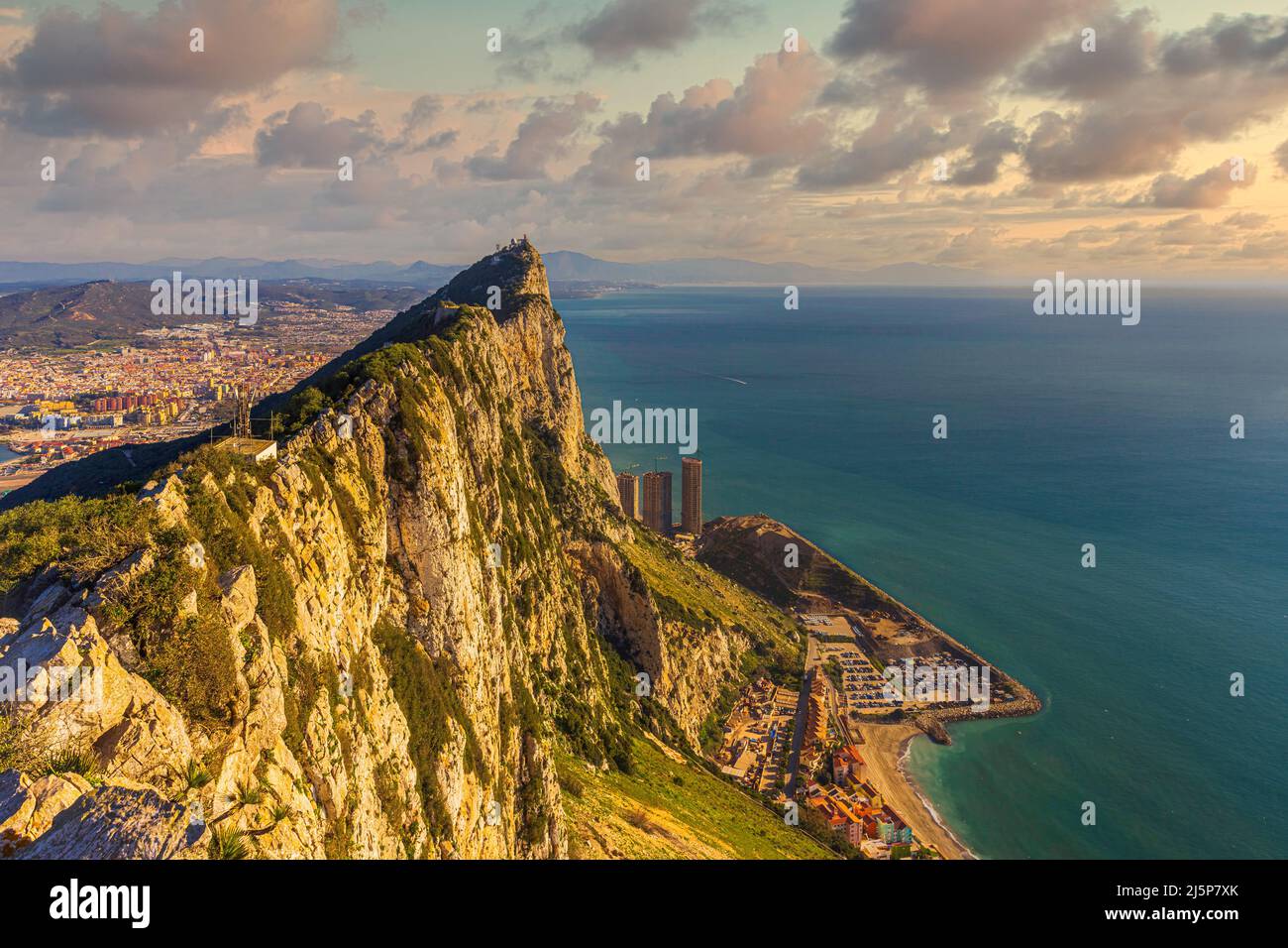 Felsen von Gibraltar bei Sonnenuntergang von oben gesehen Stockfoto