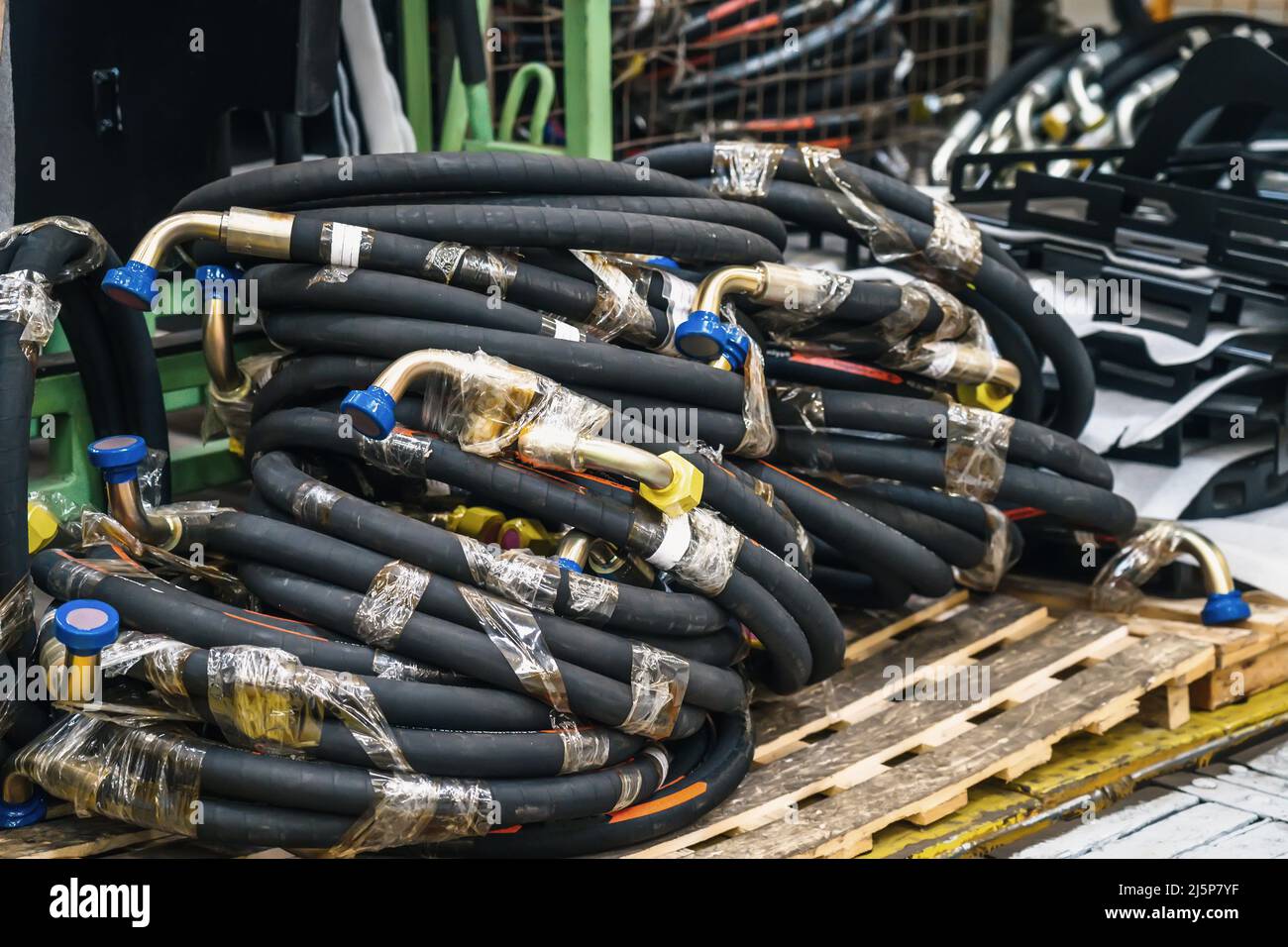 Bündeln von schwarzen Gummischläuchen ab Werk auf Lager. Stockfoto