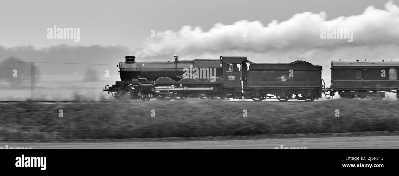 Spezieller Dampfzug auf der britischen Hauptlinie, in der Nähe von Sherburn in Elmet, West Yorkshire, Nordengland, gezogen von der Great Western Lokomotive Clun Castle Stockfoto