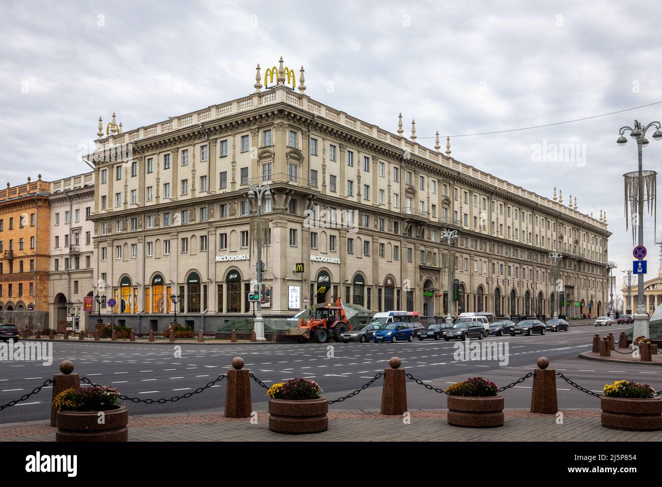 Minsk, Weißrussland, 04.11.2021. McDonald's Fast-Food-Restaurant in einem alten, monumentalen Gebäude im neoklassizistischen Stil, Independence Avenue. Stockfoto