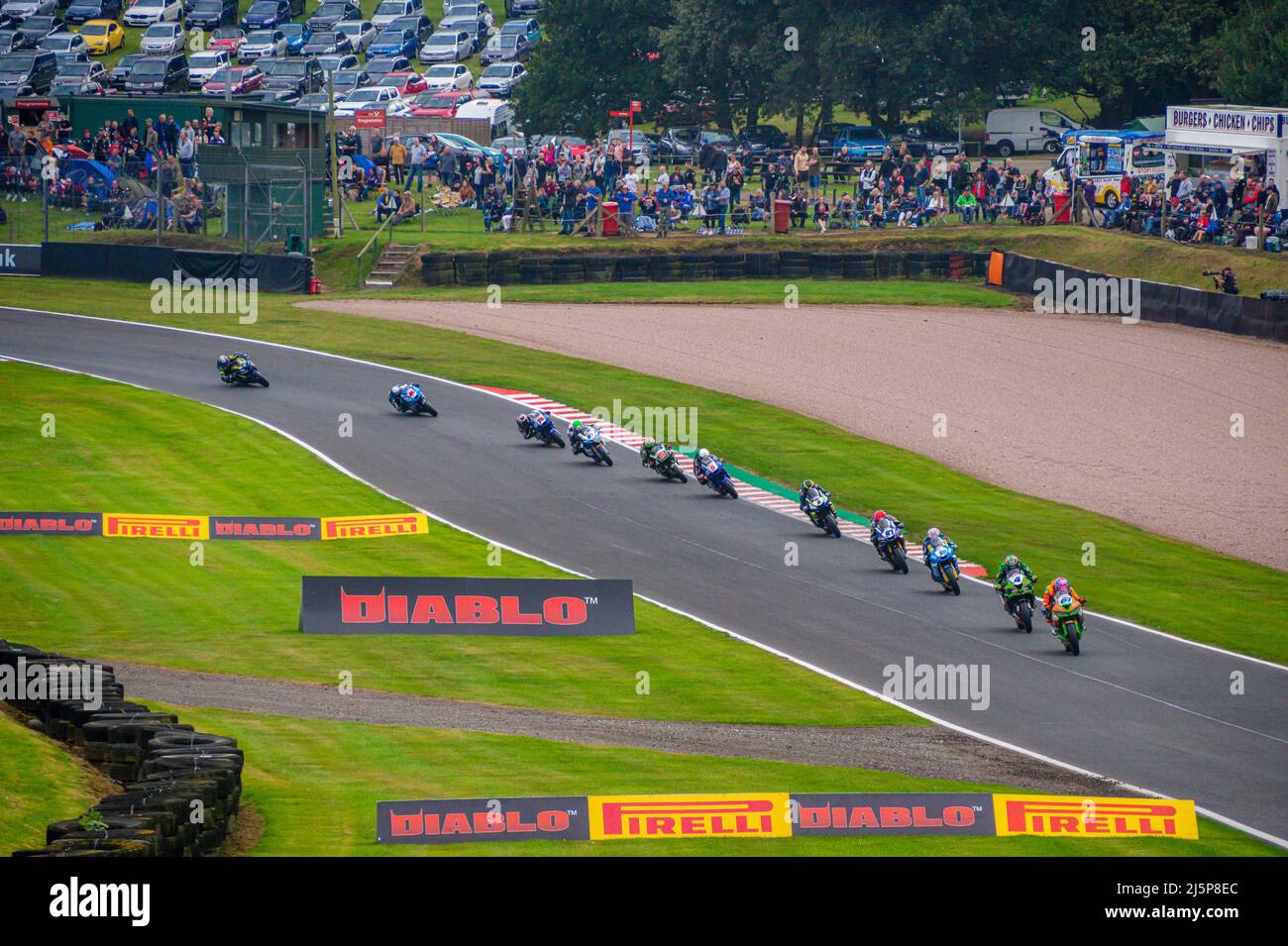 Erhöhter Blick auf den Motorradrennen auf dem Oulton Park Circuit. „Hes“. Stockfoto