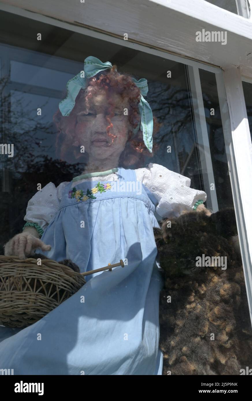 Kleine bo-Puppe im Fenster, suffolk, england Stockfoto
