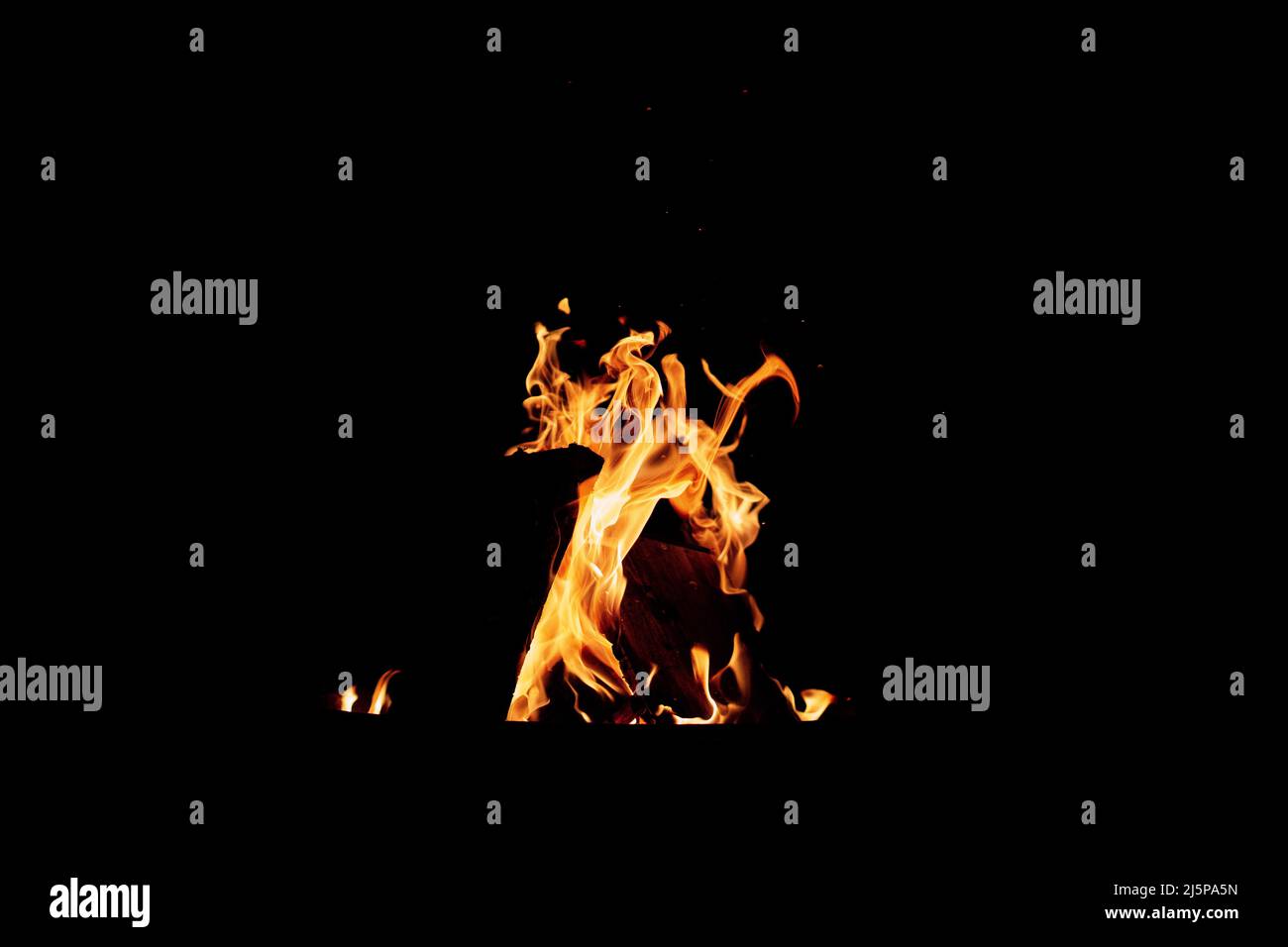 Lagerfeuer brennend flammt heißes Feuer Stockfoto