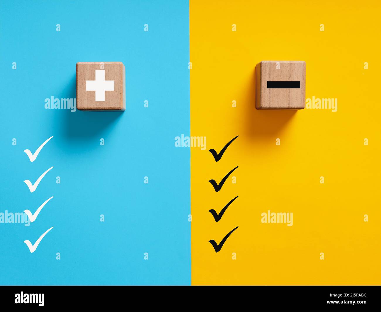 Vor- und Nachteile, Dinge zu tun oder nicht zu tun oder Stärken und Schwächen Konzept. Plus- und Minus-Symbole auf blauem und gelbem Hintergrund mit Häkchen Stockfoto