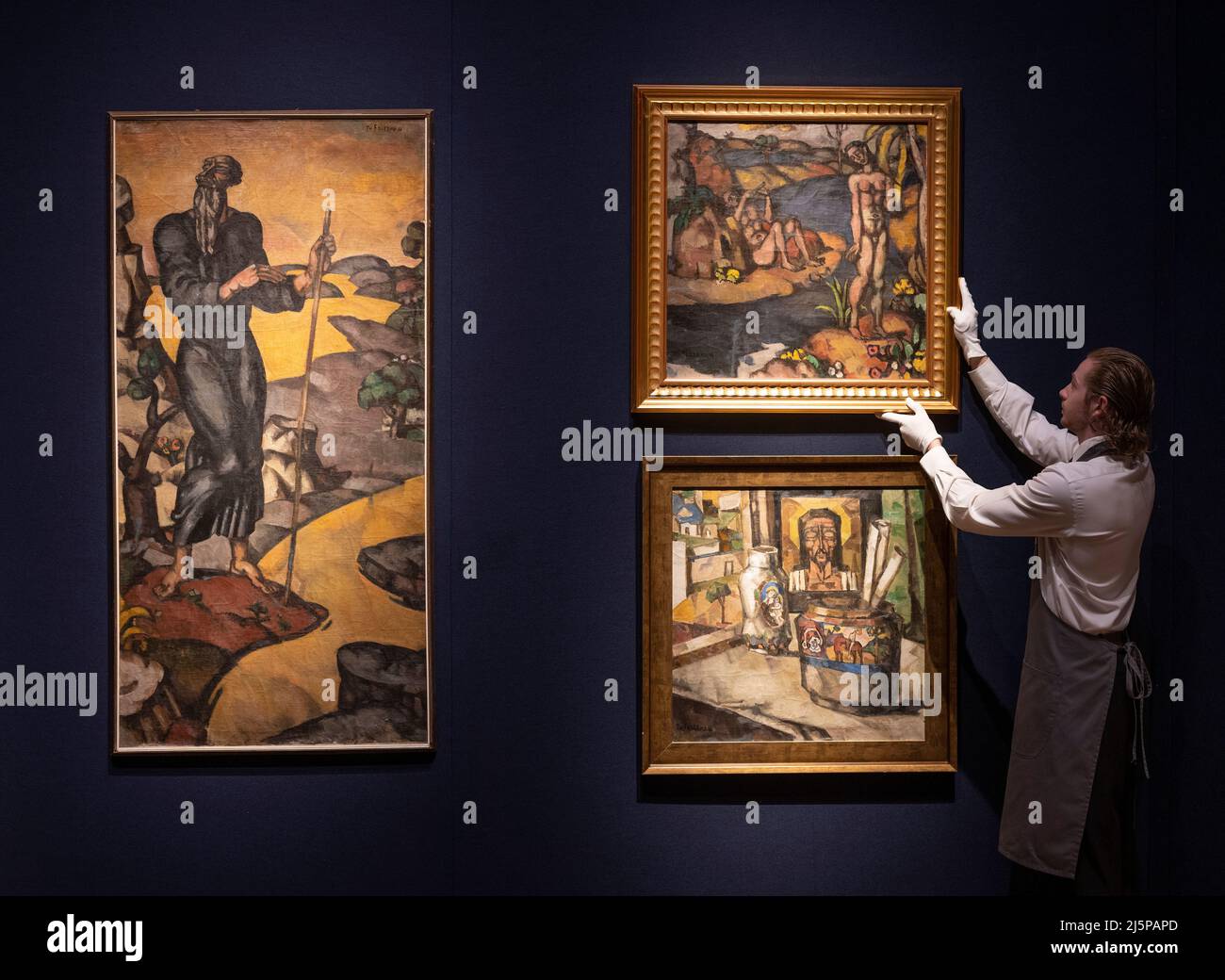 Christie’s, London, Großbritannien. 25. April 2022. Schutz des unersetzlichen: Christies Partnerschaft mit dem World Monuments Fund – ein Teil des Verkaufserlöses wird direkt dem neuen gemeinnützigen Fonds der WMF für die Ukraine zugute kommen, sofortige Maßnahmen unterstützen, um das kulturelle Erbe der Ukraine vor weiteren Schäden zu schützen und die Grundlagen für eine zukünftige Erholung zu schaffen. Die Ausstellung läuft vom 25. April bis 5. Mai und zeigt mehr als 100 Werke von 30 in der Ukraine geborenen Künstlern. Bild (wird gehalten): Theophil Fraerman, Daphnis und Chloe, c. 1918. Quelle: Malcolm Park/Alamy Live News Stockfoto