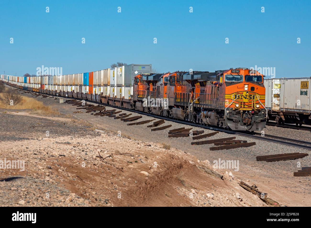 Bovina, Texas - Ein Burlington Northern Zug heilt doppelt gestapelte Transportcontainer. Stockfoto