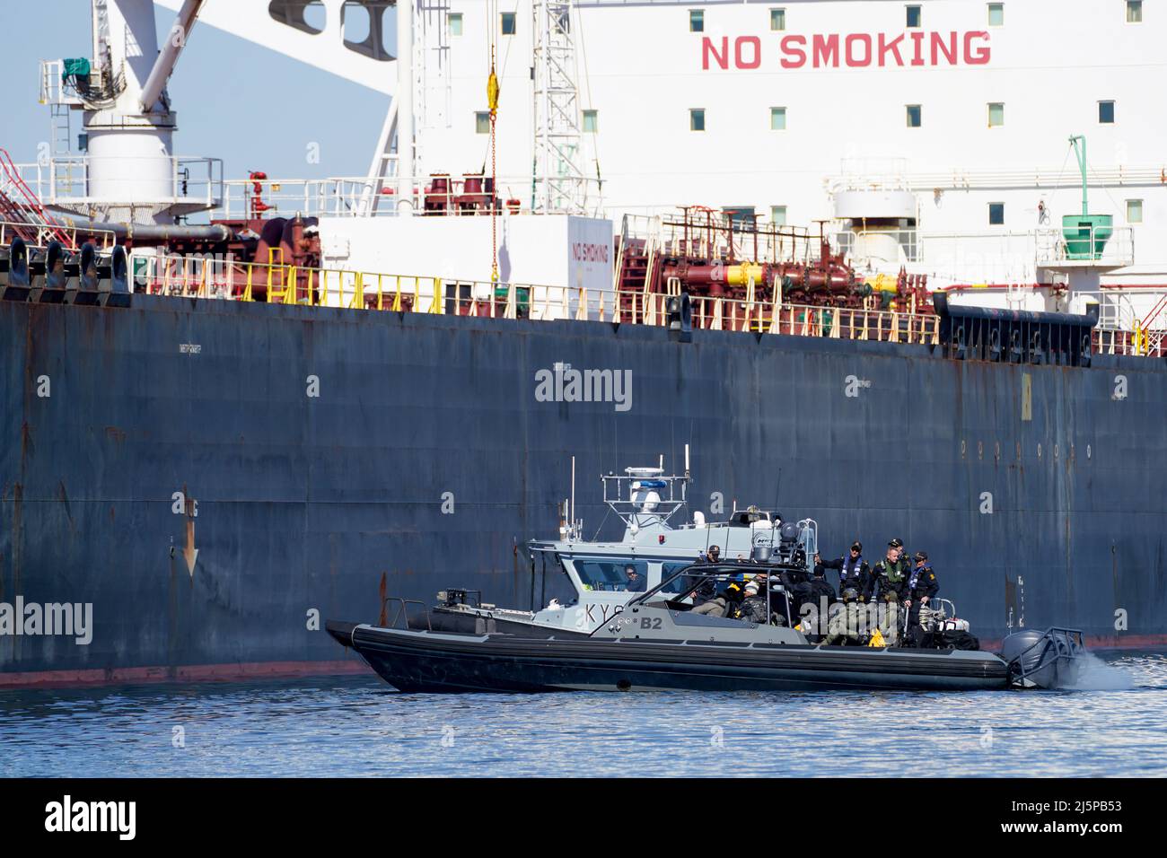 Åsgårdstrand 20220425.die Polizei kommt dort an, wo die Organisation Greenpeace gegen das Schiff USt Luga vorgeht, das am Montagmorgen russisches Öl auf Aasgaardstrand entladen wird. Foto: Ole Berg-Rusten / NTB Stockfoto