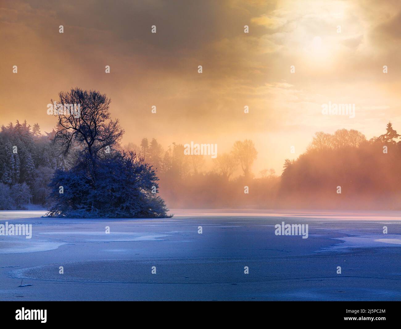 Ein gefrorener Hillsborough Lake, County Down, Nordirland Stockfoto