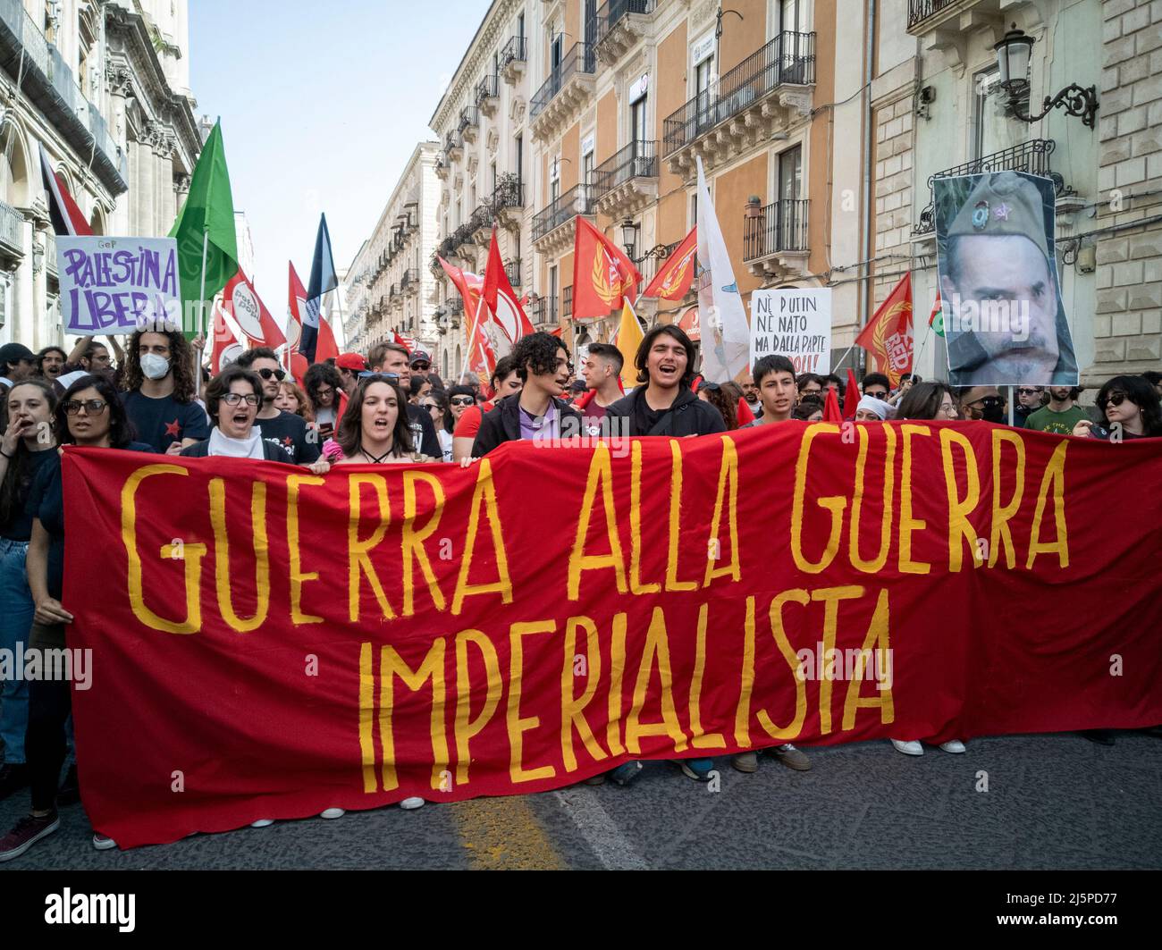 25 Aprile 2022, Festa della liberazione, corteo a Catania in via Etnea Stockfoto