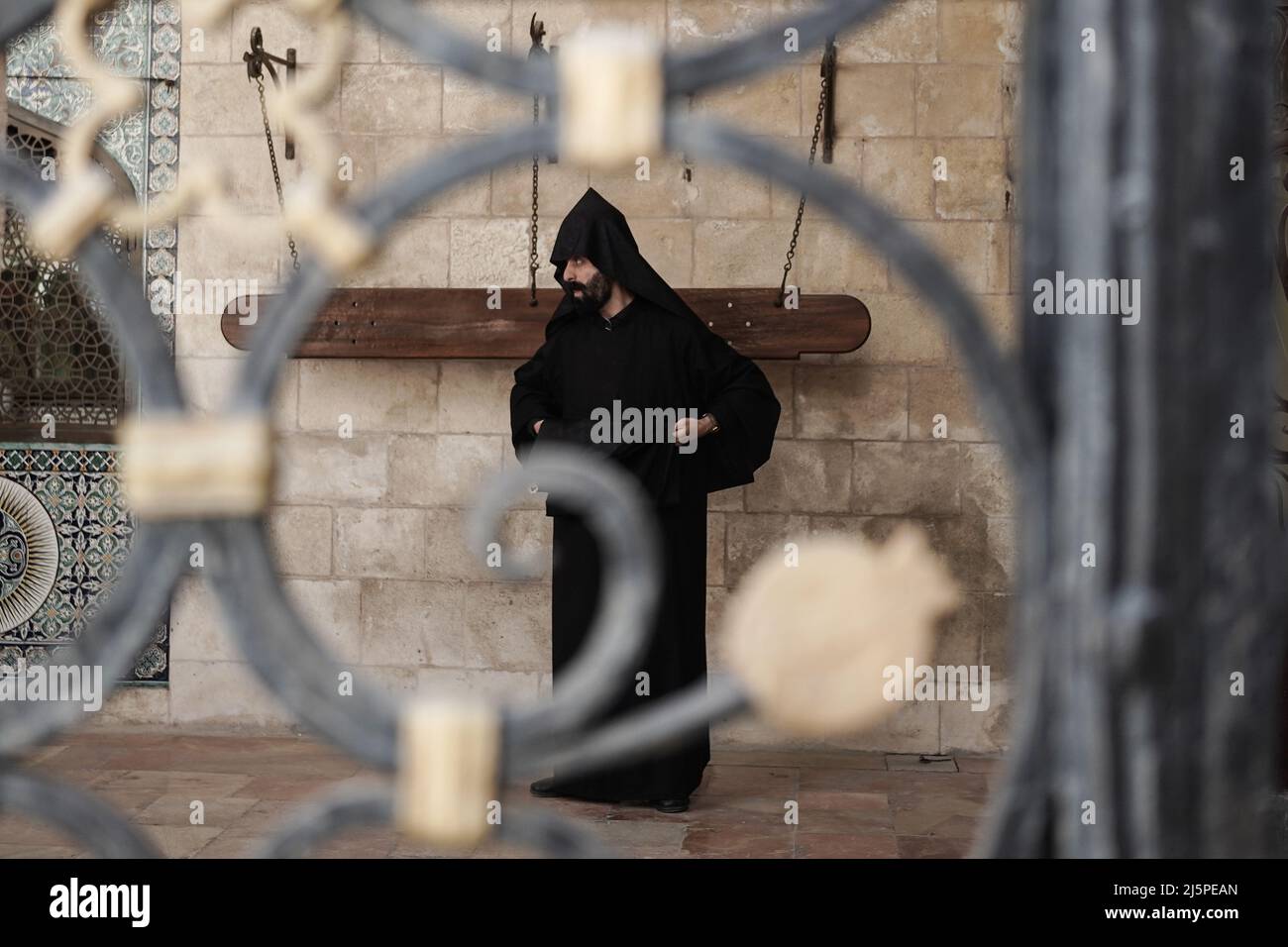 Jerusalem, Israel. 25. April 2022. Die armenische Gemeinde erinnert an den 107.. Jahrestag des von den Osmanen im Ersten Weltkrieg verübten Völkermordes an den Armeniern an den Christen Anatoliens im Jahr 1915 in der St.-Jakobs-Kathedrale. Die Armenier fordern 1,5 Millionen Opfer. Die Türkei leugnet die Verantwortung. Kredit: Nir Alon/Alamy Live Nachrichten Stockfoto