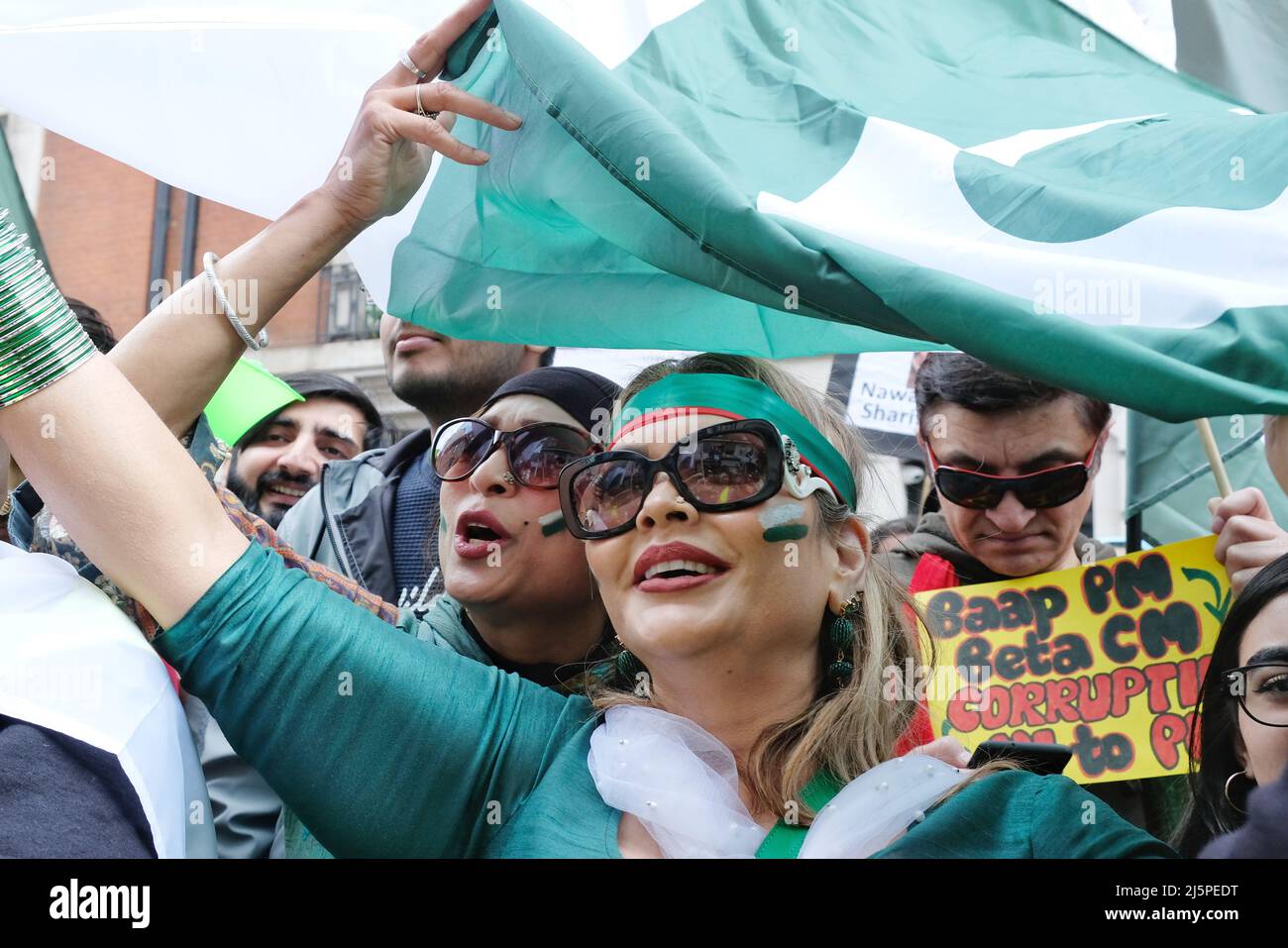 London, Großbritannien, 24.. April 2022. Anhänger von Imran Khan protestieren nach einem Misstrauensantrag das dritte Wochenende in Folge gegen seinen Machtentzug. Die Demonstranten versammelten sich vor dem Haus des ehemaligen Premierministers Sherif Nawaz, der Korruption und externen Einmischung beschuldigt wurde, die zu Khans Sturz führte. Kredit: Elfte Stunde Fotografie/Alamy Live Nachrichten Stockfoto