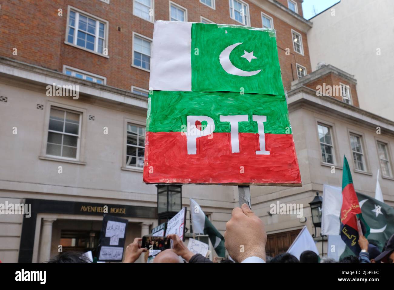 London, Großbritannien, 24.. April 2022. Anhänger von Imran Khan protestieren nach einem Misstrauensantrag das dritte Wochenende in Folge gegen seinen Machtentzug. Demonstranten versammelten sich vor dem Haus des ehemaligen Premierministers Sherif Nawaz wegen Anschuldigungen der Korruption und der externen Einmischung, die zu Khans Sturz führte. Kredit: Elfte Stunde Fotografie/Alamy Live Nachrichten Stockfoto