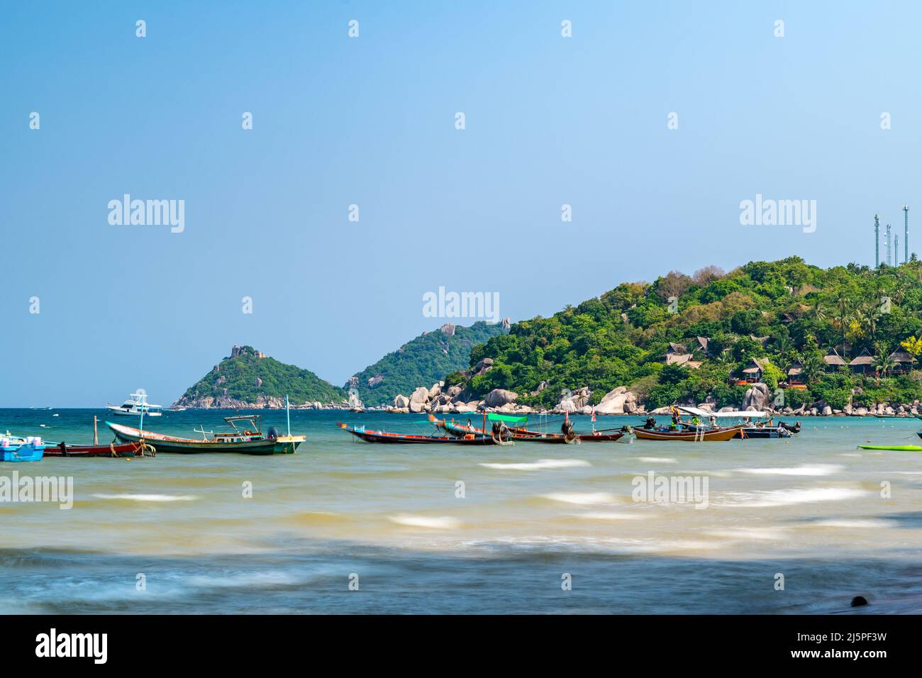 Surat Thani, Thailand - 15. April 2022 - Longtail-Boote warten auf Passagiere am berühmten Sairee Strand der Insel Koh Tao in Surat Thani, Thailand Stockfoto