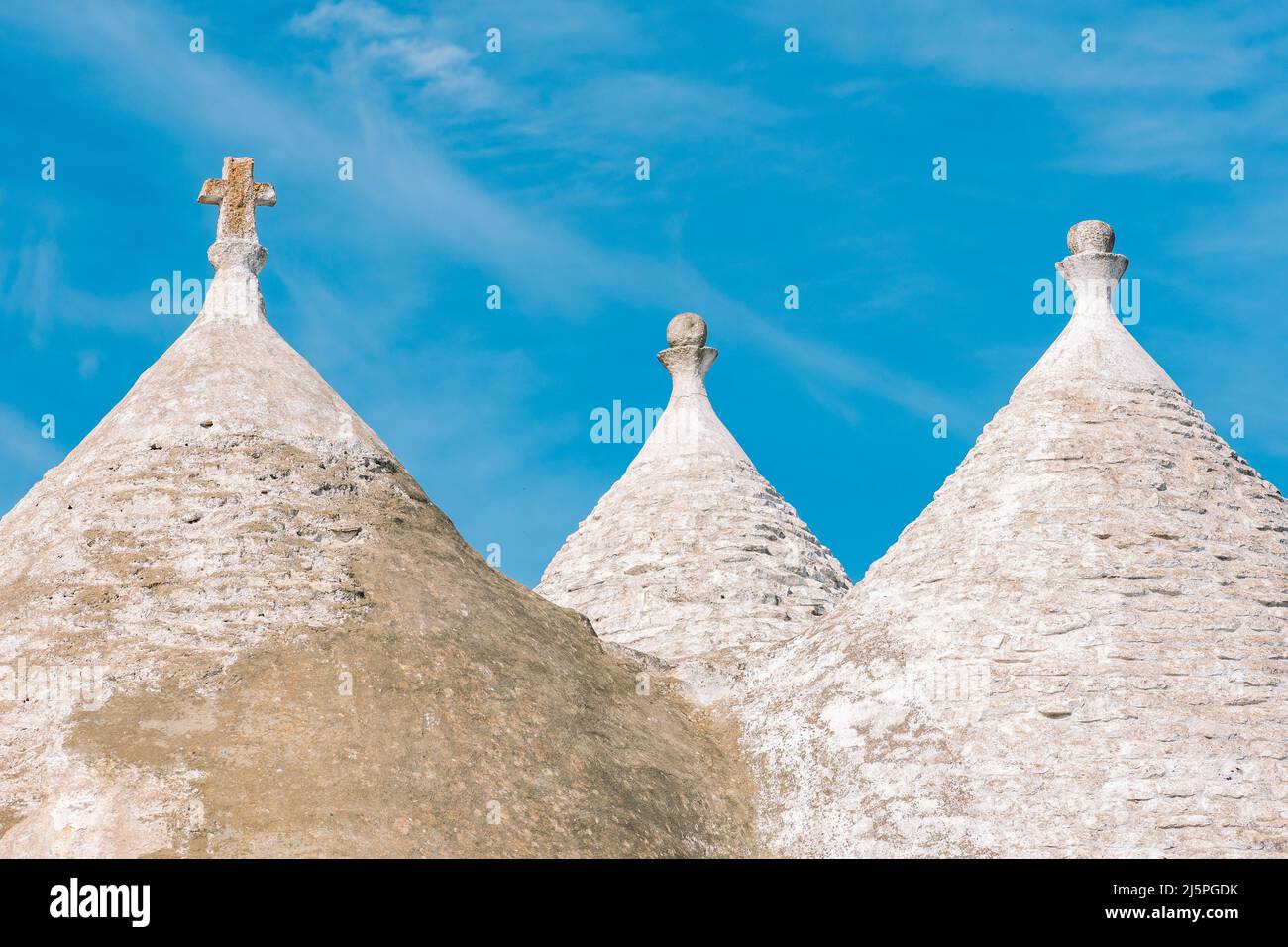 Weißes Dach von schönen Trulli oder Trullo Haus, traditionelle Apulian Trockensteinhütte mit einem kegelförmigen Dach und alten Trockensteinmauern in Apulien, Italien Stockfoto
