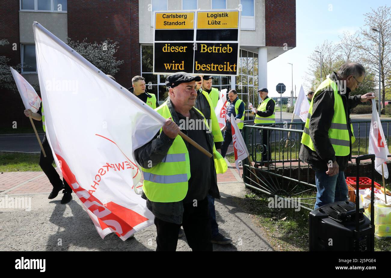 Mecklenburg-Vorpommern, Lübz: Am 25. April 2022 versammeln sich Lkw-Fahrer vor der Brauerei, um am 24-stündigen Warnstreik teilzunehmen. Die Aktion wurde von der Food and Catering Union Mecklenburg-Vorpommern (NGG) eingeleitet, die in der aktuellen Verhandlungsrunde mit der Muttergesellschaft Carlsberg (Hamburg) ein deutlich besseres Angebot fordert. Foto: Bernd Wüstneck/dpa Stockfoto