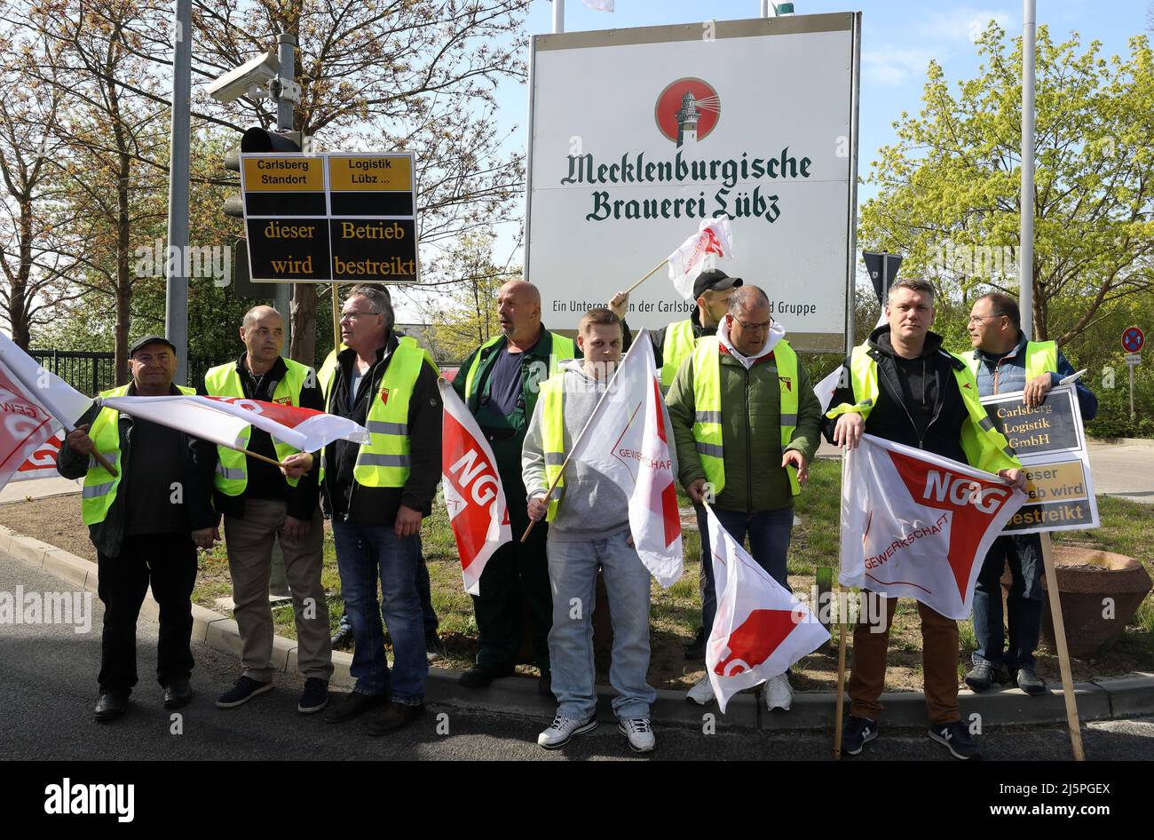 Mecklenburg-Vorpommern, Lübz: Am 25. April 2022 versammeln sich Lkw-Fahrer vor der Brauerei, um am 24-stündigen Warnstreik teilzunehmen. Die Aktion wurde von der Food and Catering Union Mecklenburg-Vorpommern (NGG) eingeleitet, die in der aktuellen Verhandlungsrunde mit der Muttergesellschaft Carlsberg (Hamburg) ein deutlich besseres Angebot fordert. Foto: Bernd Wüstneck/dpa Stockfoto