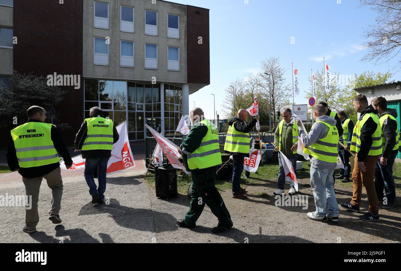 Mecklenburg-Vorpommern, Lübz: Am 25. April 2022 versammeln sich Lkw-Fahrer vor der Brauerei, um am 24-stündigen Warnstreik teilzunehmen. Die Aktion wurde von der Food and Catering Union Mecklenburg-Vorpommern (NGG) eingeleitet, die in der aktuellen Verhandlungsrunde mit der Muttergesellschaft Carlsberg (Hamburg) ein deutlich besseres Angebot fordert. Foto: Bernd Wüstneck/dpa Stockfoto