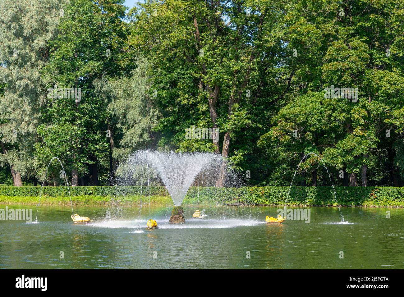 Peterhof, Sandteich mit einem Brunnen 'Wal' und Springbrunnen Figuren 'Dolphins' Stockfoto