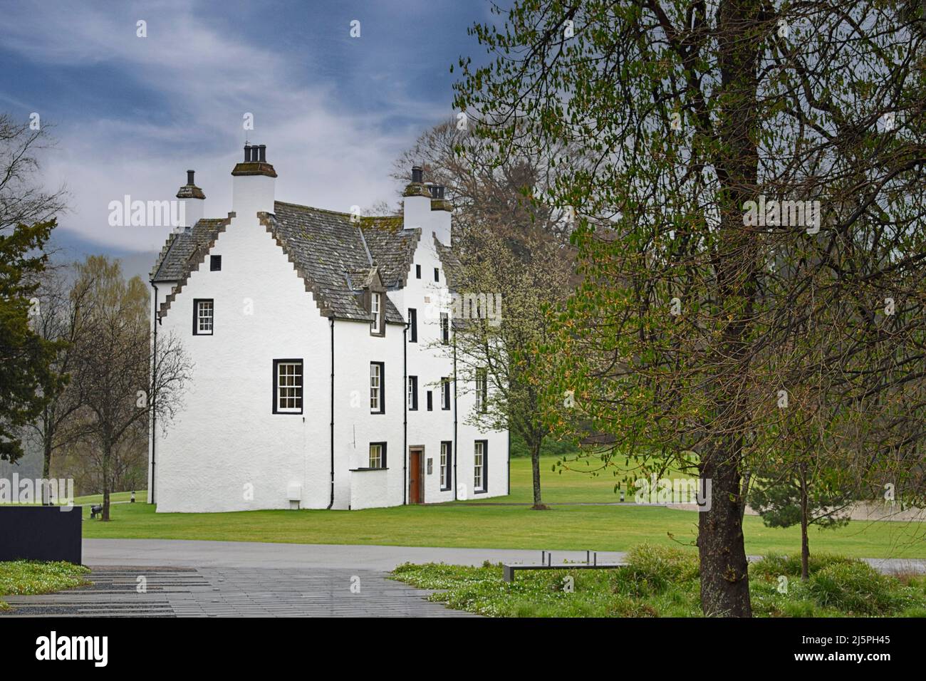 MACALLAN WHISKY DISTILLERY CRAIGELLACHIE SCOTLAND EASTER ELCHIES BEHERBERGEN DAS WEISSE HAUS IM FRÜHJAHR Stockfoto