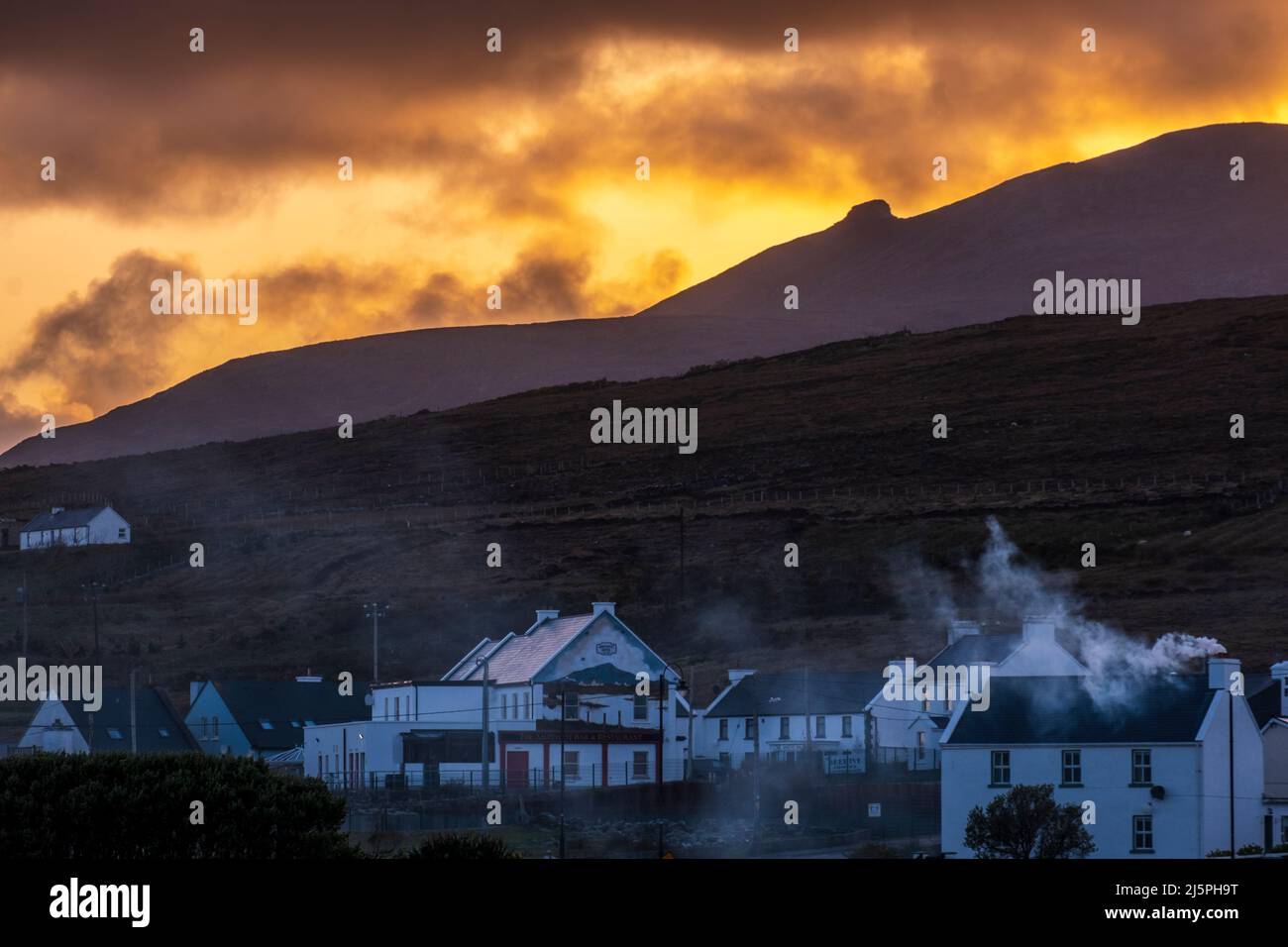 Rauch steigt aus Kaminen, Keel, Achill Island, Irland Stockfoto
