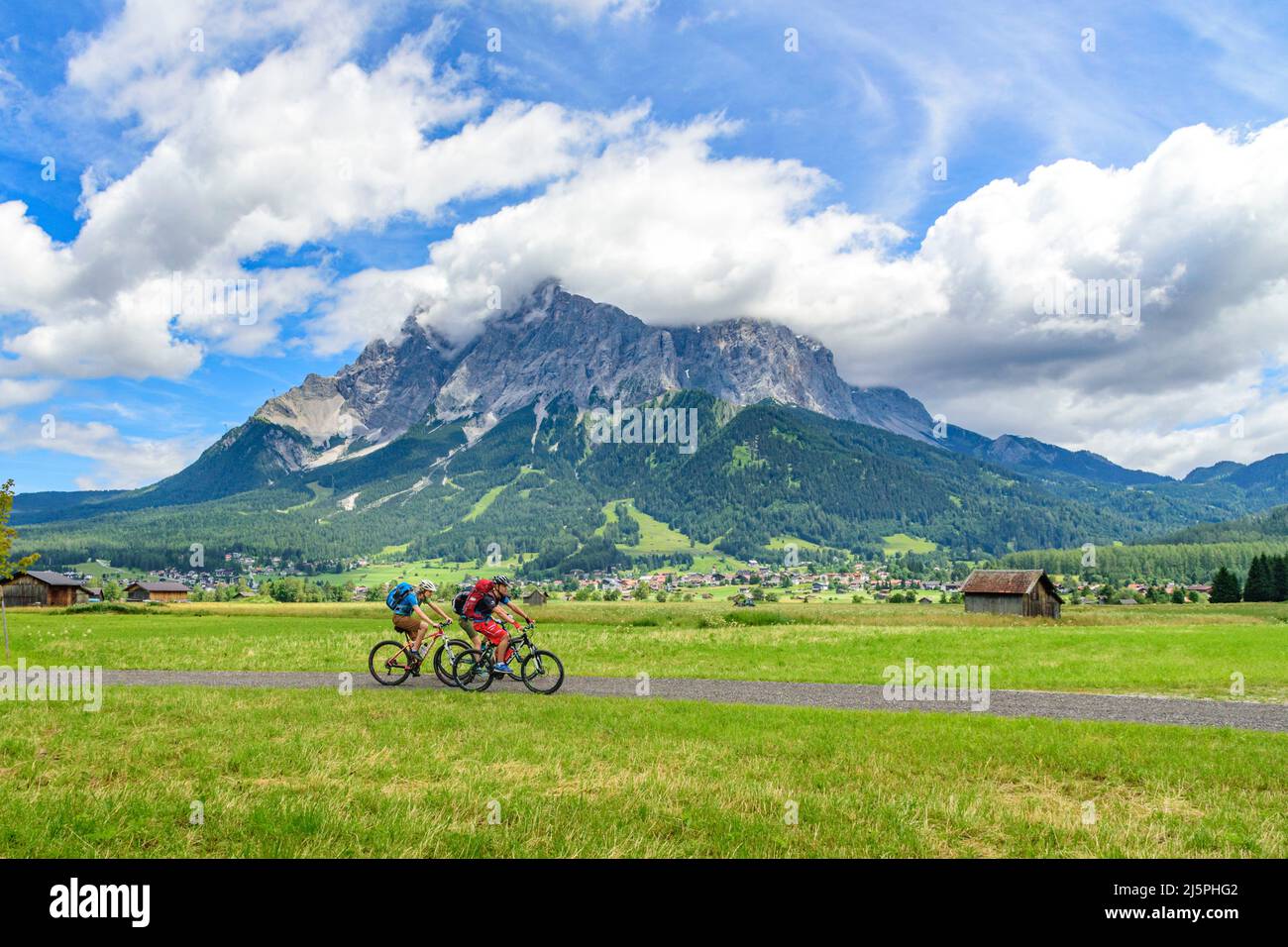 Gruppe von Radfahrern an der Ehrwalder Moos mit Zugspitze im Hintergrund Stockfoto