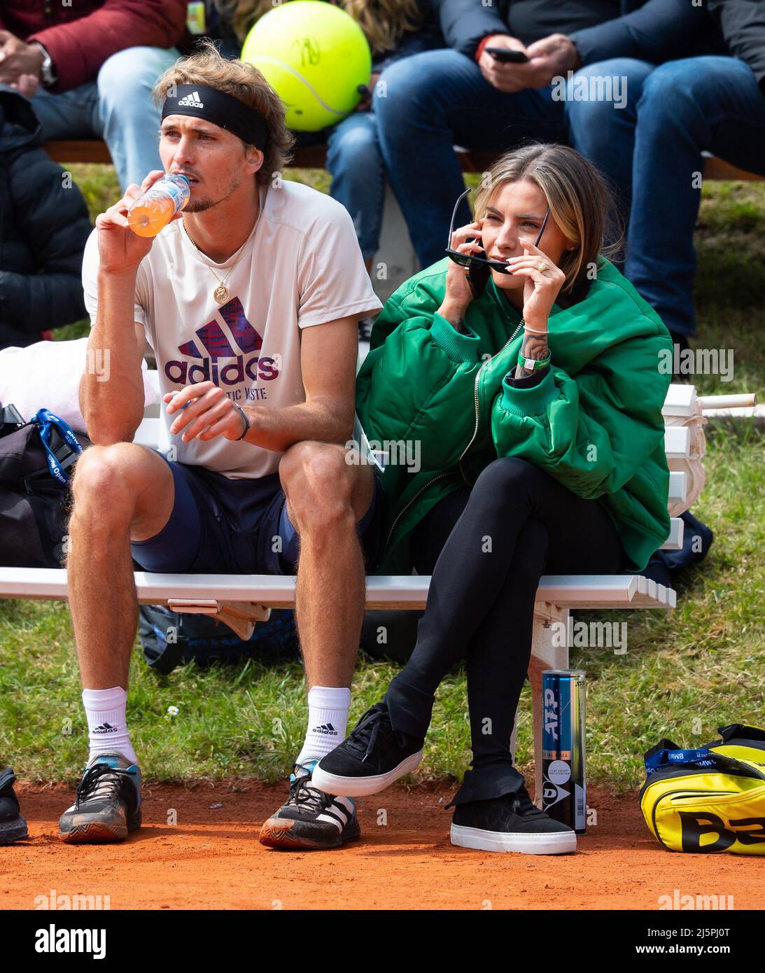 München, Deutschland. 25. April 2022. Tennis: ATP Tour - München, Singles, Männer, Training. Alexander Zverev aus Deutschland und Sophia Thomalla sitzen während des Trainings zusammen. Quelle: Sven Hoppe/dpa/Alamy Live News Stockfoto