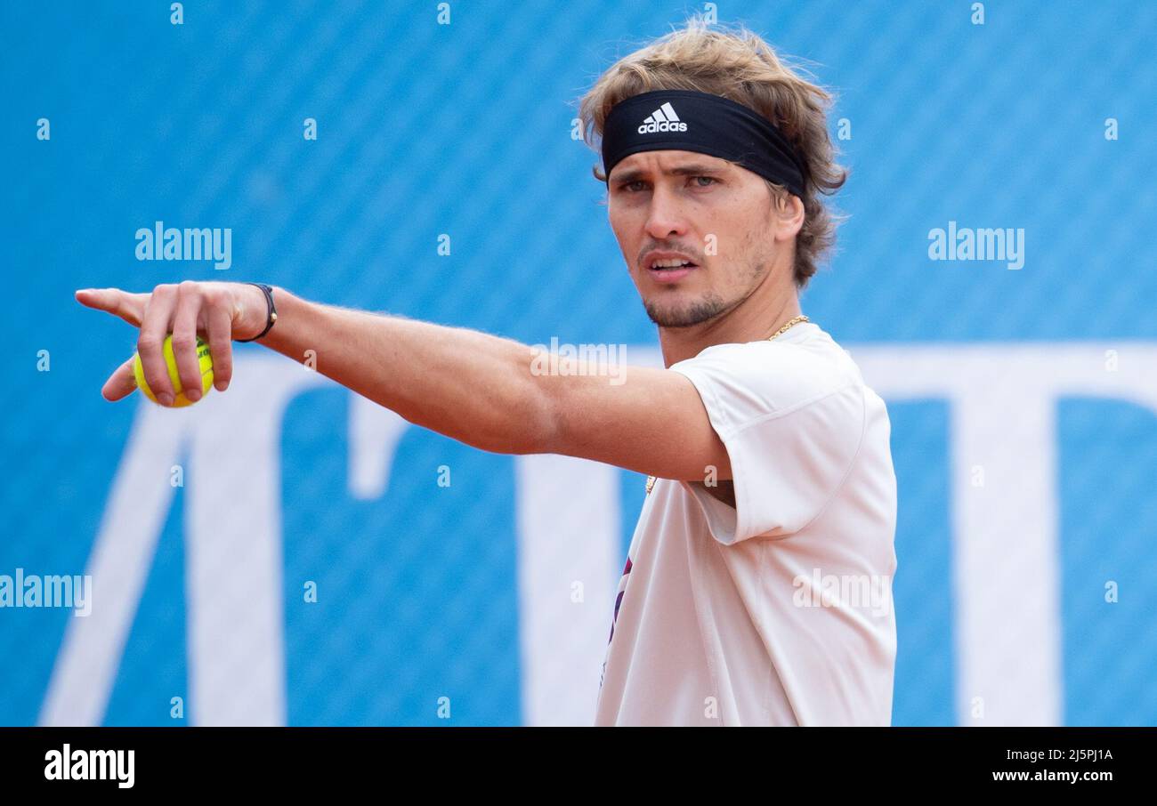 München, Deutschland. 25. April 2022. Tennis: ATP Tour - München, Singles, Männer, Training. Alexander Zverev aus Deutschland am Praxisgericht. Quelle: Sven Hoppe/dpa/Alamy Live News Stockfoto