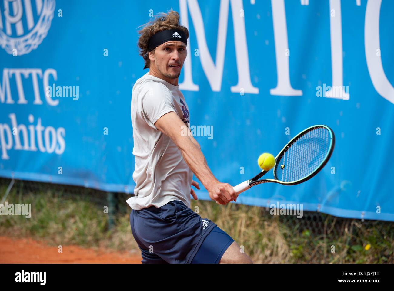 München, Deutschland. 25. April 2022. Tennis: ATP Tour - München, Singles, Männer, Training. Alexander Zverev aus Deutschland am Praxisgericht. Quelle: Sven Hoppe/dpa/Alamy Live News Stockfoto