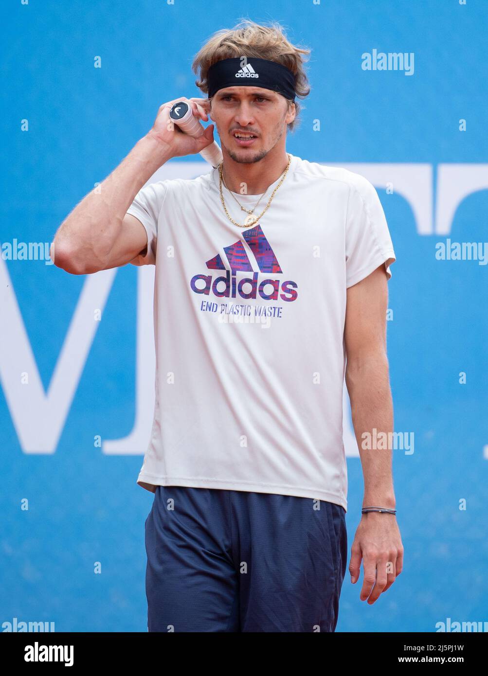 München, Deutschland. 25. April 2022. Tennis: ATP Tour - München, Singles, Männer, Training. Alexander Zverev aus Deutschland am Praxisgericht. Quelle: Sven Hoppe/dpa/Alamy Live News Stockfoto