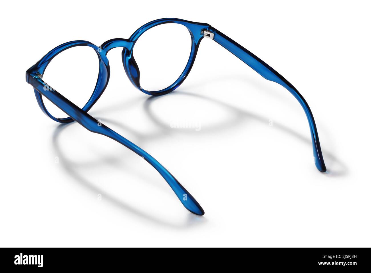 Brillen in blau helle Farbe aus transparentem Kunststoff. Brillen, Rückansicht mit Schatten. Trendige Gläser isoliert auf weißem Hintergrund. Modische Brille Stockfoto