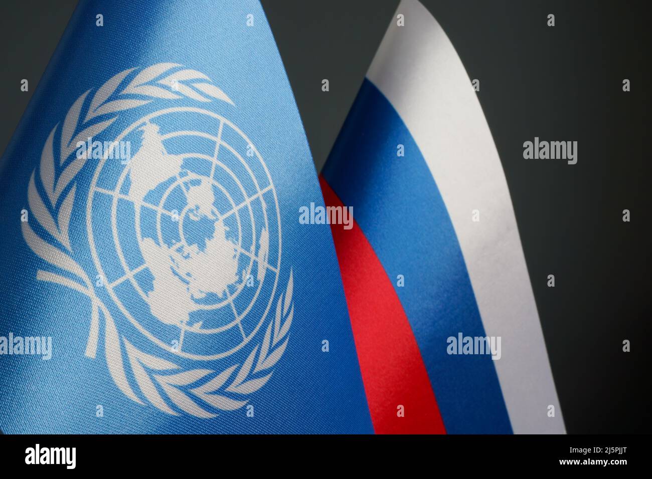 KIEW, UKRAINE - 19. April 2022. Flaggen der Vereinten Nationen und Russlands. Stockfoto