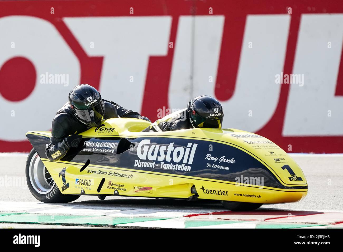 ASSEN, NIEDERLANDE - 24. APRIL: Markus Schlosser aus der Schweiz und Marcel Fries aus der Schweiz fahren beim FIM Sidecar Race 2 während der WorldSBK Motul Dutch Round auf dem TT Circuit Assen am 24. April 2022 in Assen, Niederlande (Foto: Andre Weening/Orange Picles) Stockfoto