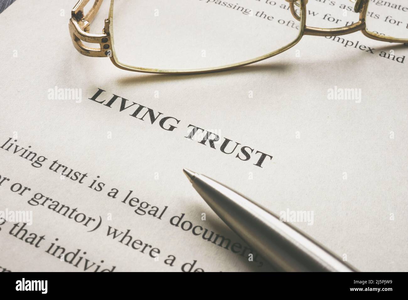 Info über Living Trust und Brille darauf. Stockfoto
