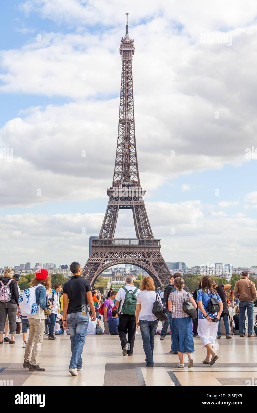 Paris, Frankreich - 14. September 2011: Menschen auf dem Trocadero-Platz in Paris und der Eiffelturm im Hintergrund Stockfoto