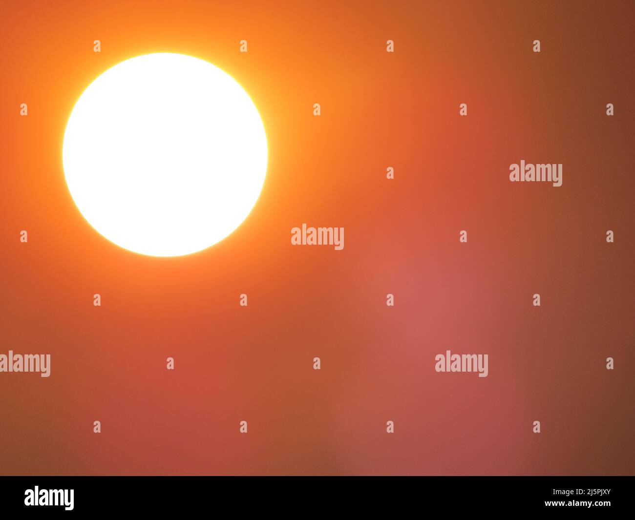 Heiße Sonne verursacht globale Erwärmung, Hitzewelle und Klimawandel Stockfoto