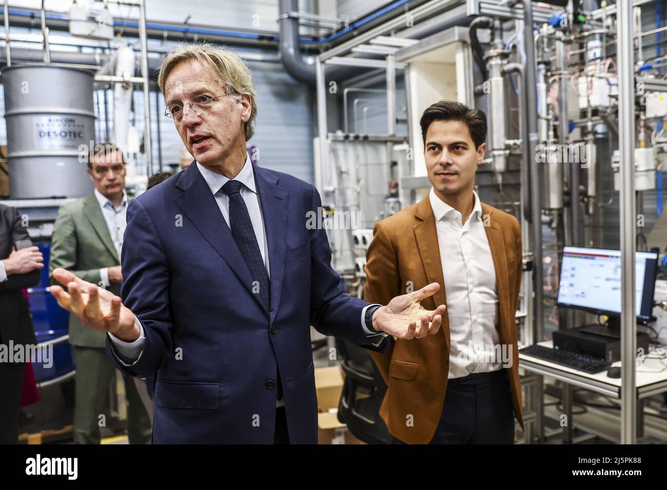 2022-04-25 13:04:35 GRONINGEN - Bildungsminister Robbert Dijkgraaf gemeinsam mit Minister Rob Jetten (Klima und Energie) erklären ZAP 2 Studenten während eines Arbeitsbesuchs zu Eingang, einem Innovationsarbeitsplatz, wo MBO, HBO und wissenschaftliche Bildung zusammenarbeiten. Im Mittelpunkt des Besuchs stehen die Themen Nachhaltigkeit, Energiewende, Talentpolitik und Zusammenarbeit zwischen Bildungseinrichtungen. ANP VINCENT JANNINK niederlande Out - belgien Out Stockfoto