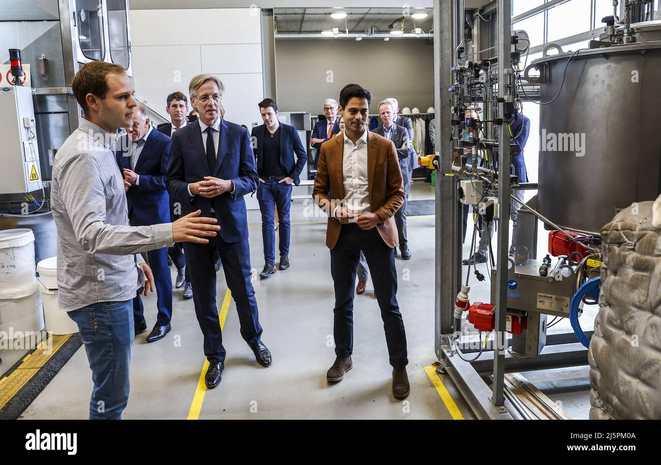 2022-04-25 12:58:33 GRONINGEN - Bildungsminister Robbert Dijkgraaf und Minister Rob Jetten (Klima und Energie) erhalten eine Erklärung von Studenten der Hanze University über ZAP 2 während eines Arbeitsbesuchs zum Eingang, einem Innovationsarbeitsplatz, wo MBO, HBO und wissenschaftliche Bildung zusammenarbeiten. Im Mittelpunkt des Besuchs stehen die Themen Nachhaltigkeit, Energiewende, Talentpolitik und Zusammenarbeit zwischen Bildungseinrichtungen. ANP VINCENT JANNINK niederlande Out - belgien Out Stockfoto