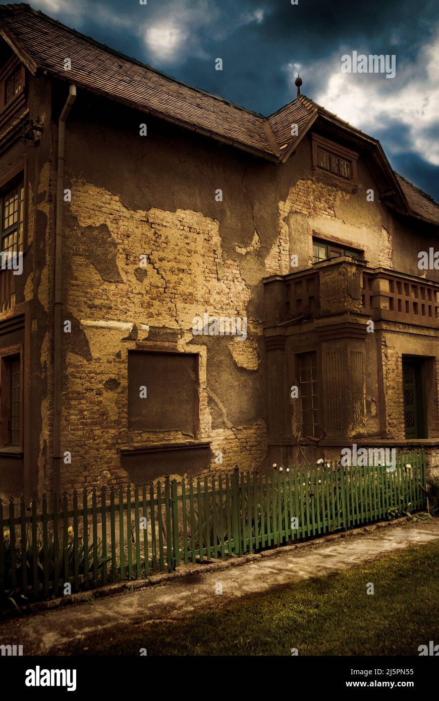 Mysteriöses altes Landhaus im Verfall Stockfoto
