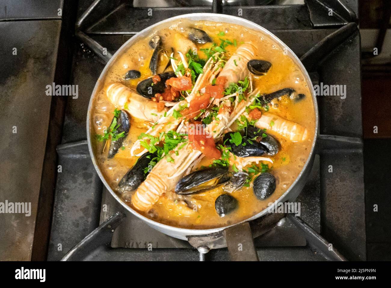 Thoro ist die traditionelle Fischsuppe von Ciboure, Baskenland, Frankreich Stockfoto