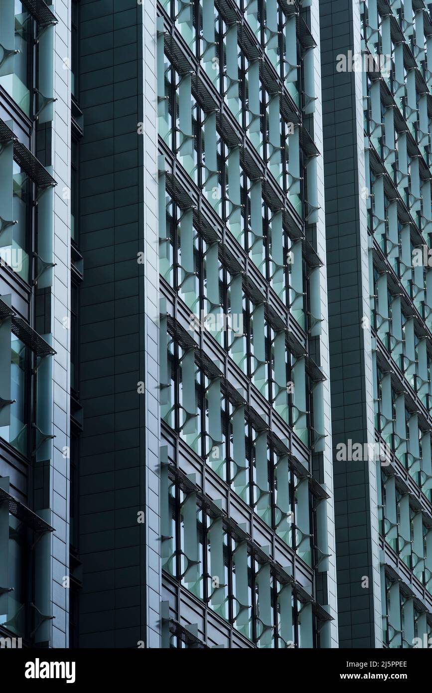 Turmblock mit vertikalen Milchglasscheiben, die die Sichtlinien in einer modernen Geschäftsentwicklung einschränken. Zentral gelegenes Geschäftsviertel. City of London. Stockfoto