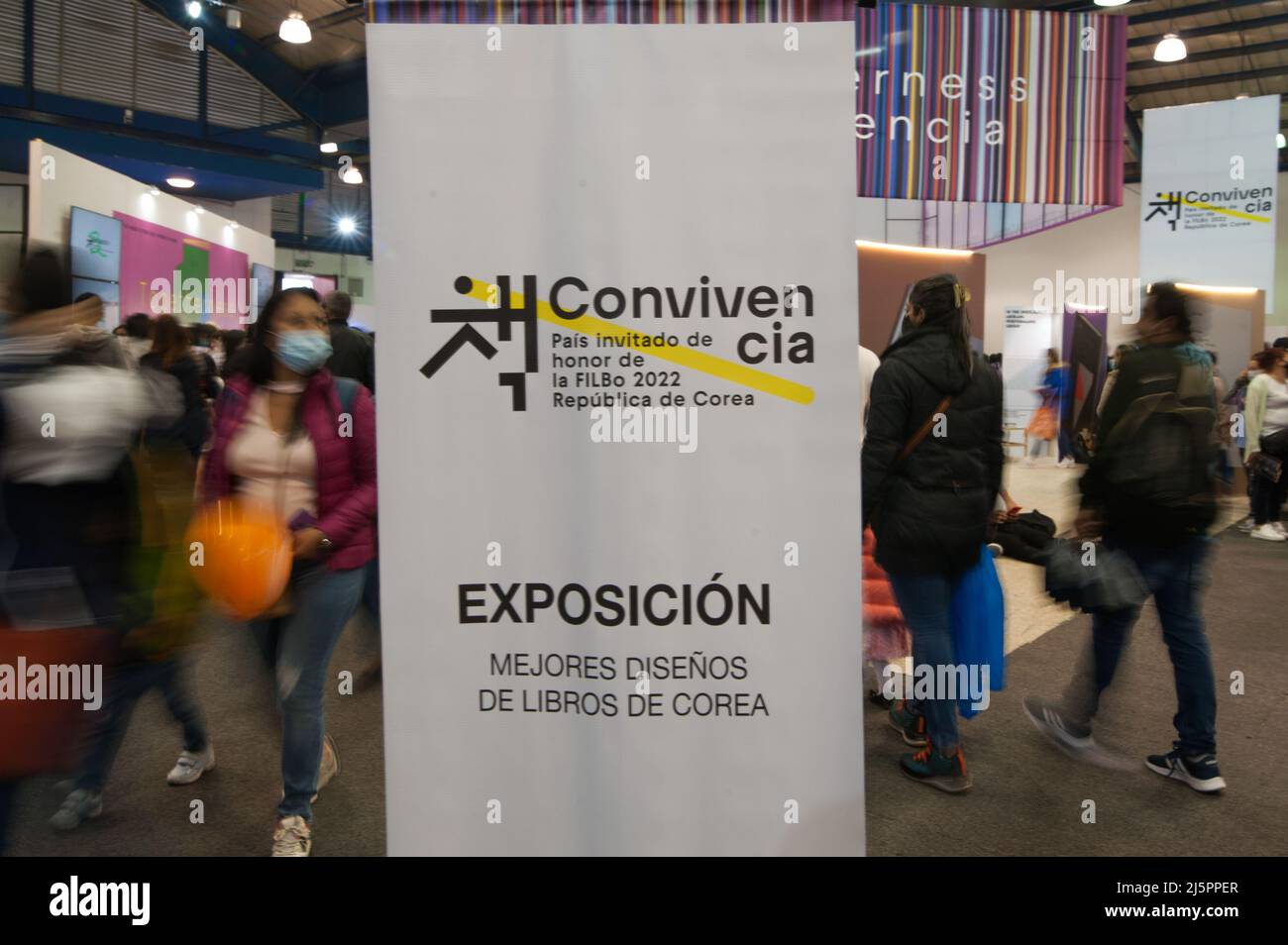 Am ersten sonntag der Internationalen Buchmesse „FILBO“ in Bogota, Kolumbien, am 24. April, nehmen die Teilnehmer an der koreanischen Ehrenausstellung Teil. Stockfoto