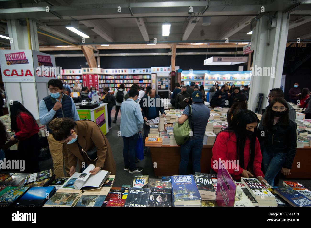 Buchkäufer sehen die neuesten Ausgaben ihrer bevorzugten literarischen Genres am ersten Sonntag der Internationalen Buchmesse „FILBO“ in Bogota, Stockfoto