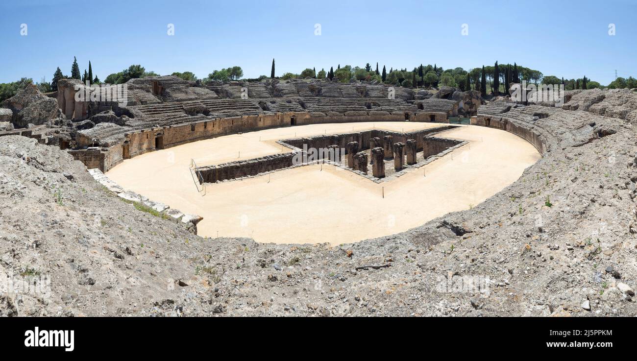 Vue sur l’Amphitheater de Italica, pouvant accueillir 25 000 spectateurs, Italica est la Premiere ville romaine fondee en Hispanie par Scipion l’Africain en 206 avant JC, lieu de naissance des Empereurs Trajan et Hadrien, Architecture antique romaine. , Santiponce, Provinz Sevilla, Andalousie, Espagne. Stockfoto