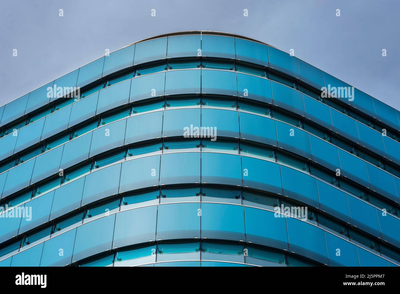 Blauer, glasverkleideter Turmblock in einer modernen Geschäftsentwicklung. Zentral gelegenes Geschäftsviertel. City of London. Stockfoto