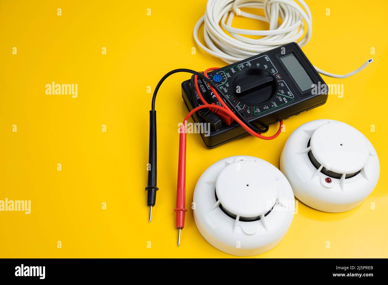 Installation eines neuen Brandmeldesystems, Smart Home Stockfoto