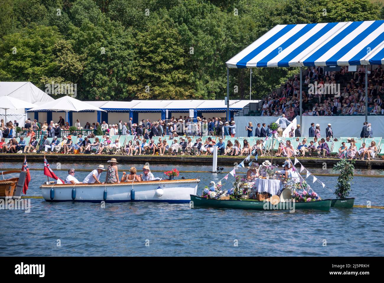 Während der Henley Regatta, Henley-on-Thames, Oxfordshire, Großbritannien, fuhren Boote an, um das Rudern von der Mitte der Themse aus zu beobachten. Stockfoto
