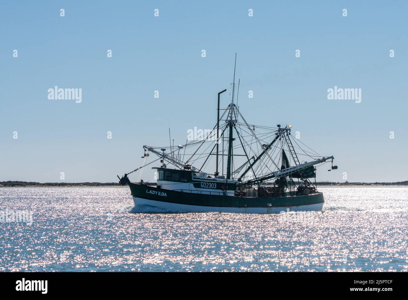 Ein kommerzielles Garnelenboot fährt durch den Brownsville Ship Channel auf South Padre Island, Texas. Stockfoto