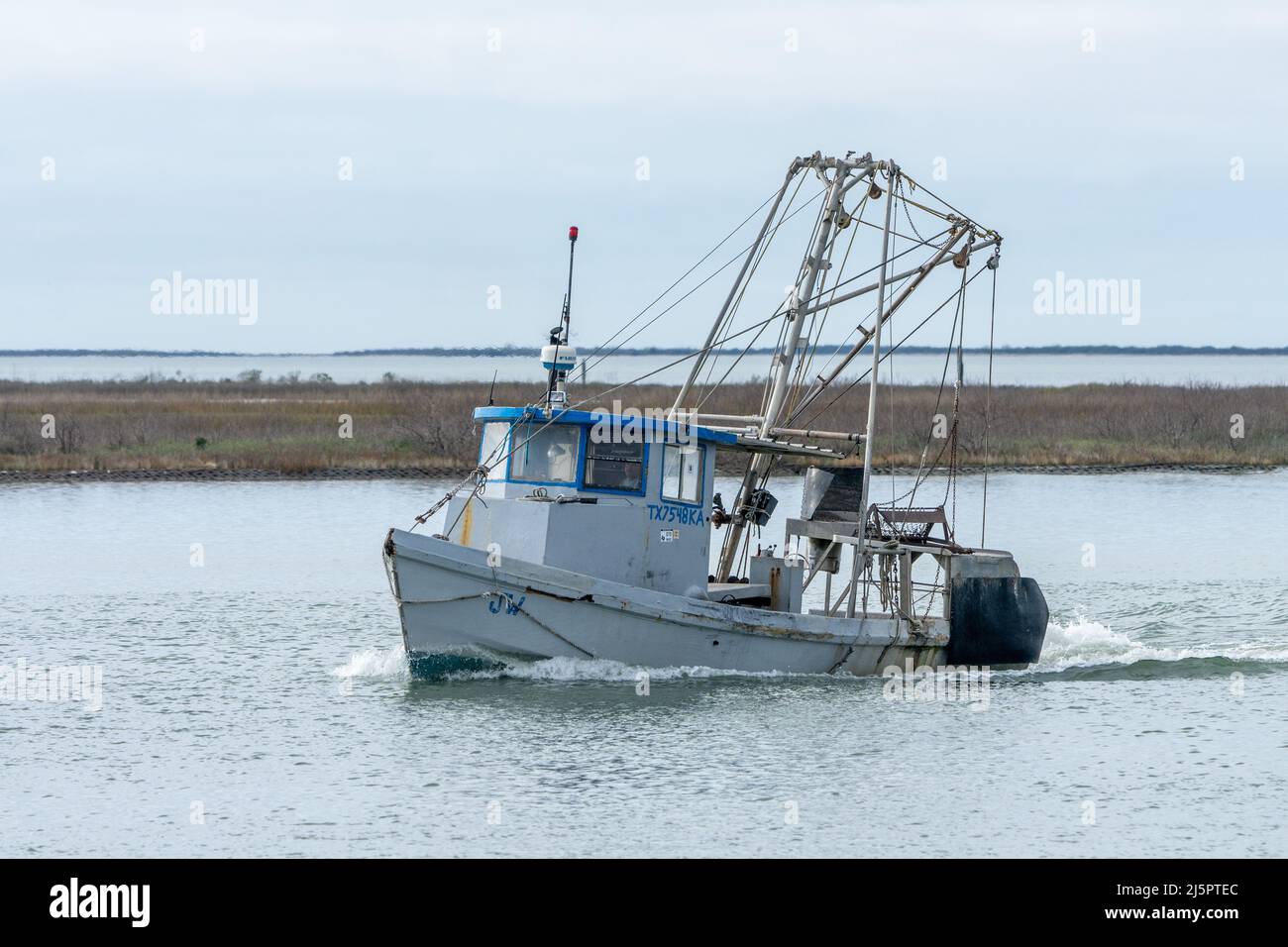 Ein kommerzielles Austernfischboot auf dem Gulf Intercoastal Waterway im Arranas National Wildlife Refuge, Texas. Stockfoto