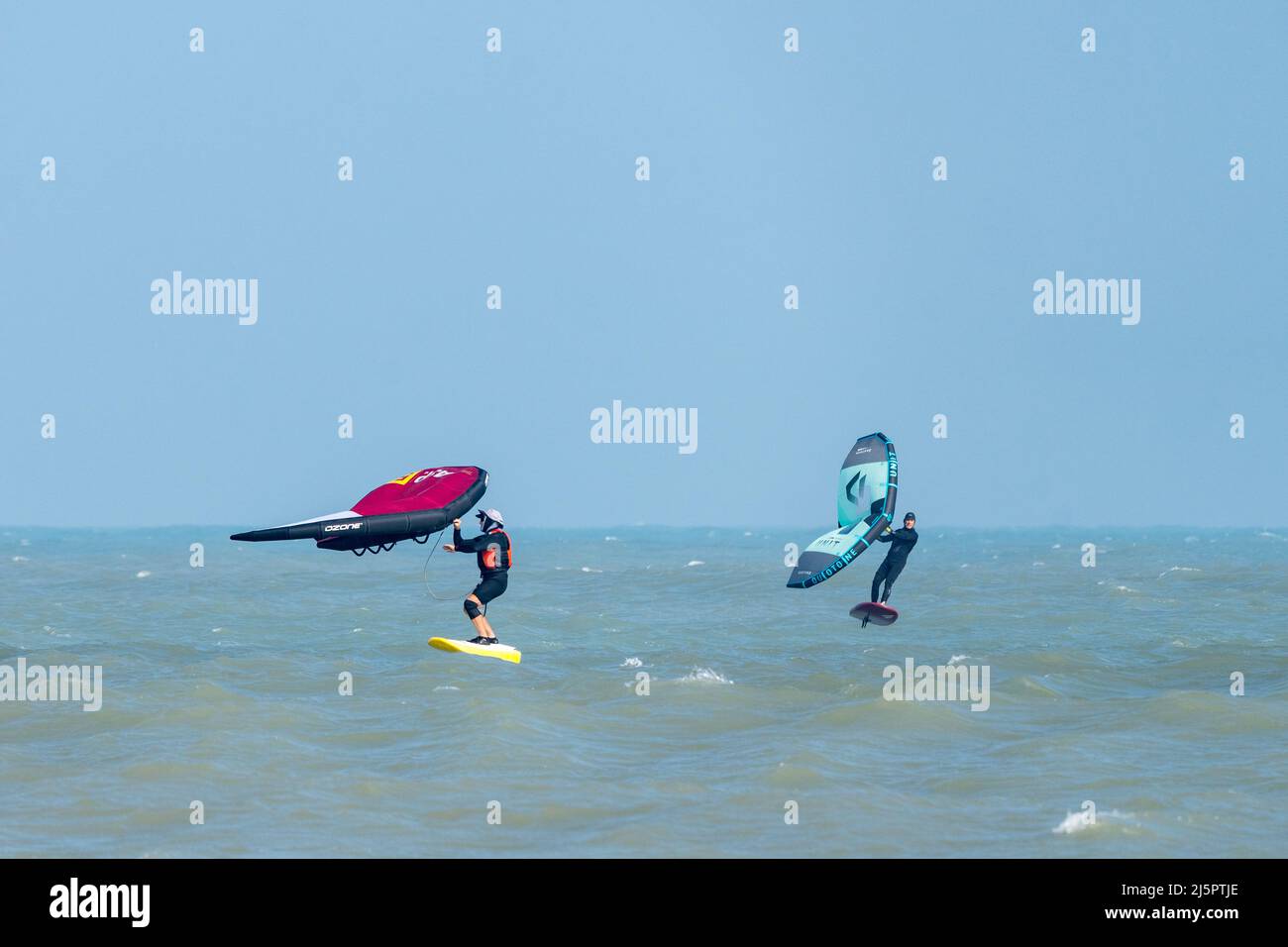 Zwei Flügelsurfer auf Tragflächenboot-Boards winging im Golf von Mexiko im Winter auf South Padre Island, Texas. Stockfoto